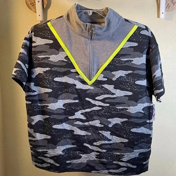 Flirtitude Active Gray Camo Workout Top Athleisure Jamestown Half Zip Sz XS New - Picture 1 of 6
